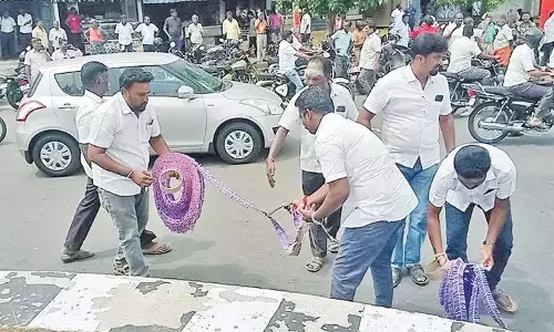 செந்தில்பாலாஜிக்கு  ஜாமின்: கரூரில் தி.மு.க.வினர் கொண்டாட்டம் செந்தில்பாலாஜிக்கு  ஜாமின்: கரூரில் தி.மு.க.வினர் கொண்டாட்டம்