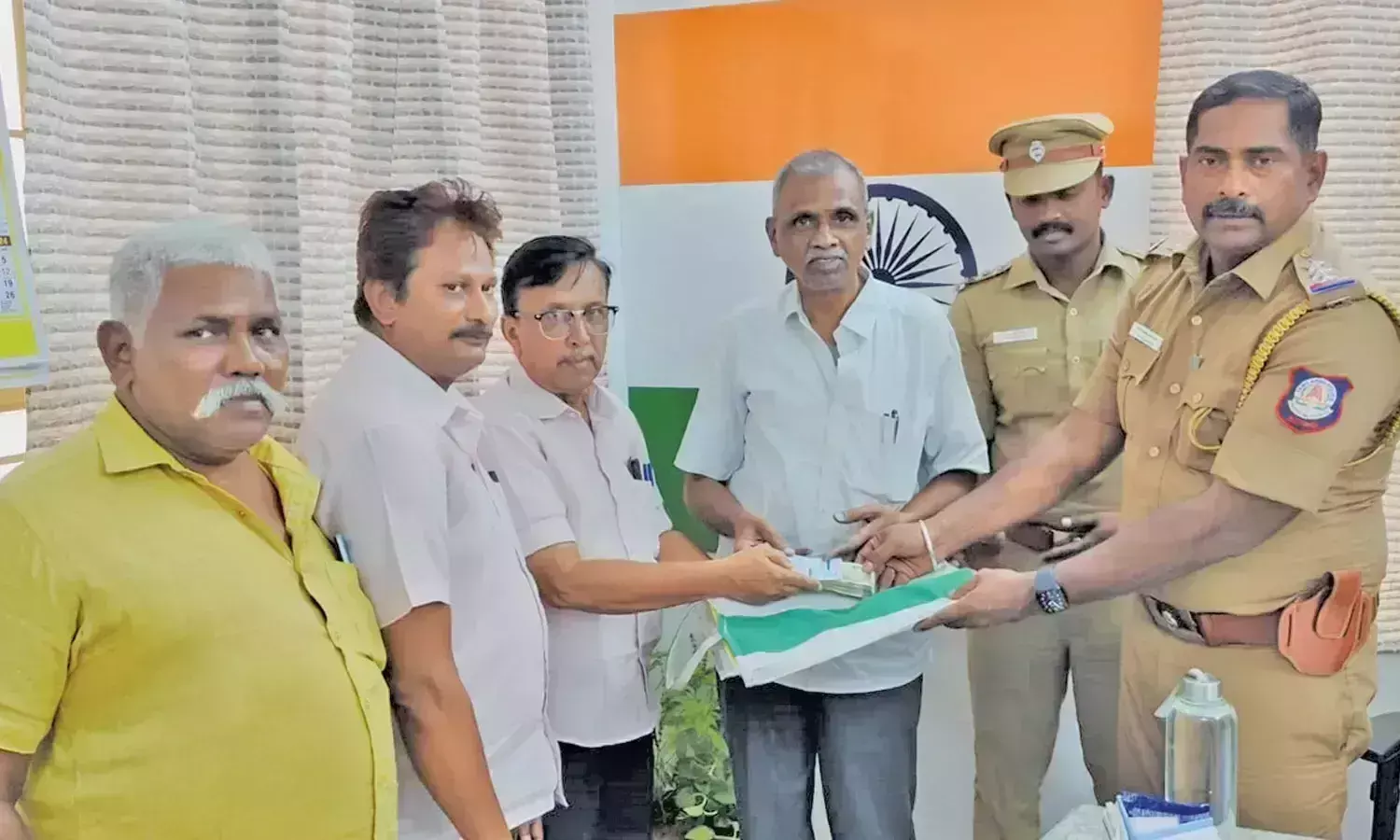 கரூரில் முதியவர் தவறவிட்ட 50 ஆயிரத்தை மீட்டு கொடுத்த இளைஞர்! கரூரில் முதியவர் தவறவிட்ட 50 ஆயிரத்தை மீட்டு கொடுத்த இளைஞர்!