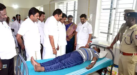 என்கவுண்டர் சம்பவத்தில் காயமடைந்த போலீசாருக்கு கலெக்டர் மற்றும் எம்.பிக்கள் நேரில் ஆறுதல் என்கவுண்டர் சம்பவத்தில் காயமடைந்த போலீசாருக்கு கலெக்டர் மற்றும் எம்.பிக்கள் நேரில் ஆறுதல்