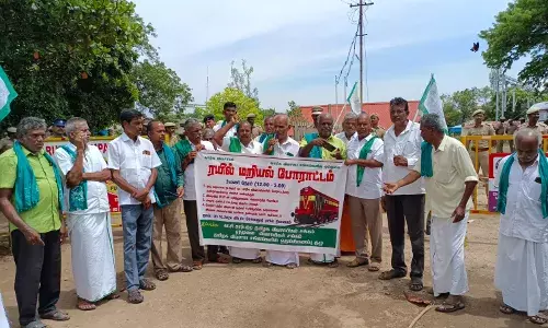 கோவை ரயில் நிலையத்தை விவசாயிகள் முற்றுகையிட்டு போராட்டம் கோவை ரயில் நிலையத்தை விவசாயிகள் முற்றுகையிட்டு போராட்டம்