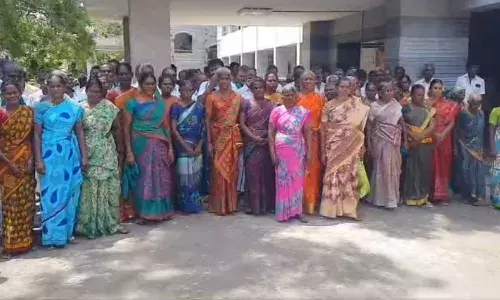 உப்பாறு அணைக்கு தண்ணீர் திறக்க கோரி விவசாயிகள் காத்திருப்பு போராட்டம் உப்பாறு அணைக்கு தண்ணீர் திறக்க கோரி விவசாயிகள் காத்திருப்பு போராட்டம்
