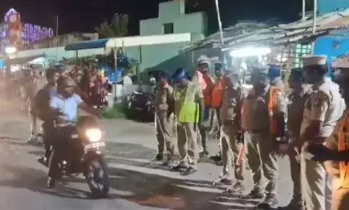 சூலூரில் இரவு நேர திடீர் வாகன சோதனையில் 50-க்கும் மேற்பட்டோருக்கு அபராதம்! சூலூரில் இரவு நேர திடீர் வாகன சோதனையில் 50-க்கும் மேற்பட்டோருக்கு அபராதம்!