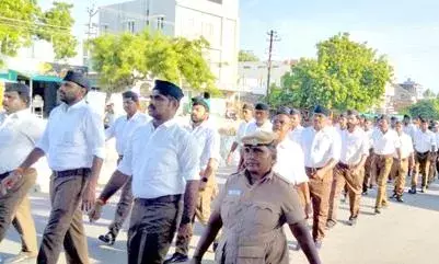 பரமத்திவேலூர் ஆர்எஸ்எஸ் அணிவகுப்பு ஊர்வலம்: 400க்கும் மேற்பட்டோர் பங்கேற்பு