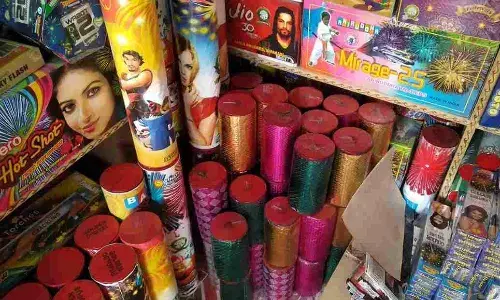 விதிகளை மீறி பாட்டாசு பதுக்கல் : ஓசூரில் பட்டாசுகள் பறிமுதல்..!