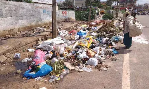 கரூர் வேலுசாமிபுரம் சாலை ஓரம் குவியும் குப்பைகள் : சுகாதார சீர்கேடு ஏற்படும் அபாயம்..! கரூர் வேலுசாமிபுரம் சாலை ஓரம் குவியும் குப்பைகள் : சுகாதார சீர்கேடு ஏற்படும் அபாயம்..!