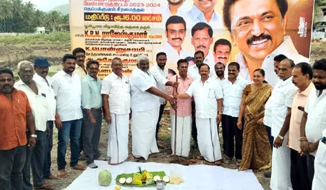 சேந்தமங்கலத்தில் தெப்பக்குளம் சீரமைப்பு பணிகள்: துவக்கி வைத்த எம்எல்ஏ சேந்தமங்கலத்தில் தெப்பக்குளம் சீரமைப்பு பணிகள்: துவக்கி வைத்த எம்எல்ஏ