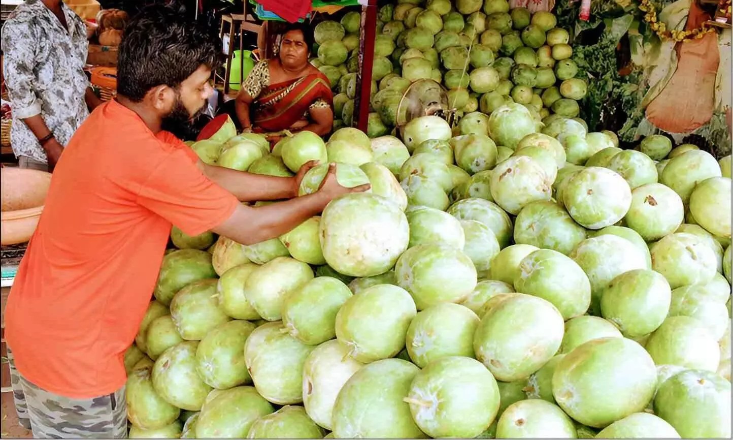 நாளை ஆயுதபூஜை: ஈரோட்டில் பூக்கள்-பூஜை பொருட்கள் வாங்க குவிந்த பொதுமக்கள்..! நாளை ஆயுதபூஜை: ஈரோட்டில் பூக்கள்-பூஜை பொருட்கள் வாங்க குவிந்த பொதுமக்கள்..!