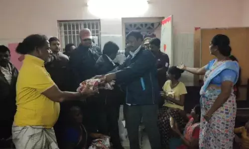 நரிக்குறவர் மக்களுக்கு நிவாரண உதவிகள் வழங்கிய அமைச்சர்..! நரிக்குறவர் மக்களுக்கு நிவாரண உதவிகள் வழங்கிய அமைச்சர்..!