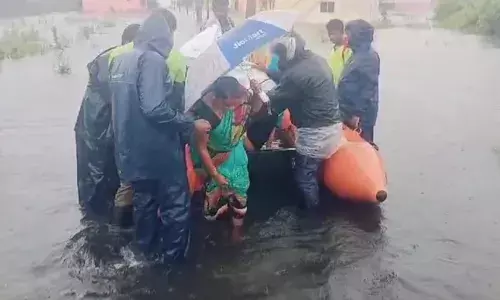 மழைநீர் சூழ்ந்து பாதிக்கப்பட்டோரை தீயணைப்பு வீரர்கள் படகில் மீட்பு..! மழைநீர் சூழ்ந்து பாதிக்கப்பட்டோரை தீயணைப்பு வீரர்கள் படகில் மீட்பு..!