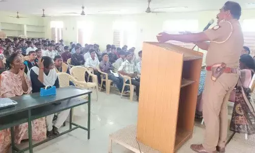 குமாரபாளையம் அரசு கல்லூரியில் நடந்த இணைய குற்ற விழிப்புணர்வு முகாம் குமாரபாளையம் அரசு கல்லூரியில் நடந்த இணைய குற்ற விழிப்புணர்வு முகாம்