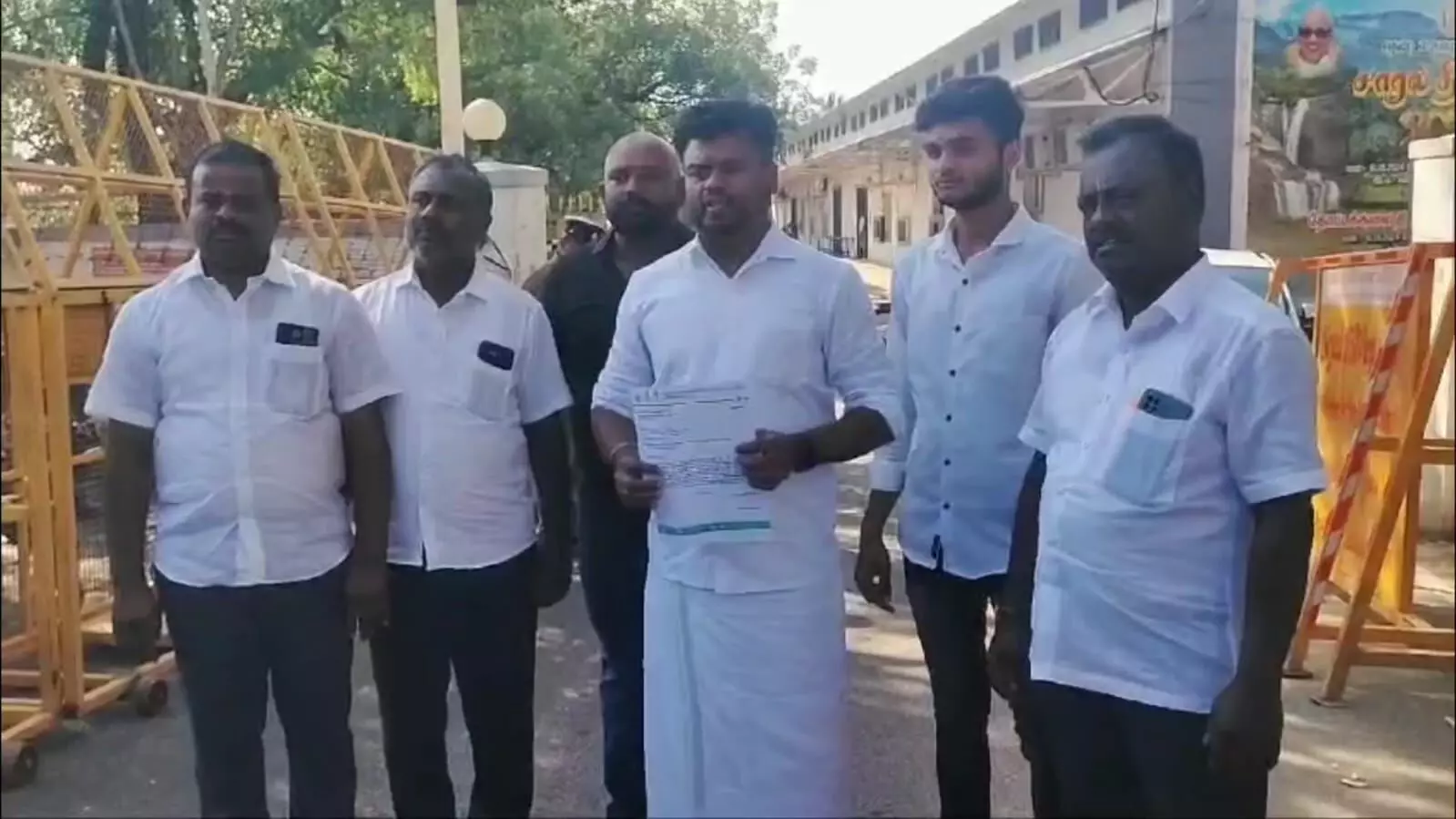 தென்காசி பஸ் நிலையம் அருகில் உள்ள மதுபான கடையை அகற்ற மாவட்ட ஆட்சியரிடம் மனு தென்காசி பஸ் நிலையம் அருகில் உள்ள மதுபான கடையை அகற்ற மாவட்ட ஆட்சியரிடம் மனு