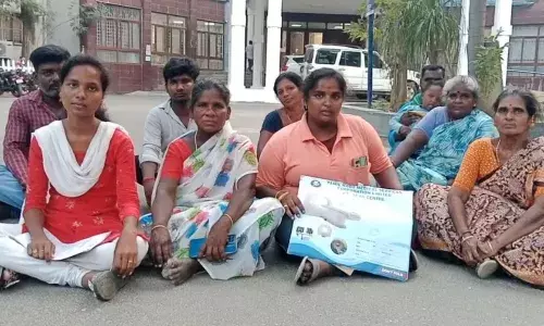 திருவள்ளூர் அருகே ஊராட்சி தலைவரின் மகனை கைது செய்யக்கோரி தர்ணா திருவள்ளூர் அருகே ஊராட்சி தலைவரின் மகனை கைது செய்யக்கோரி தர்ணா