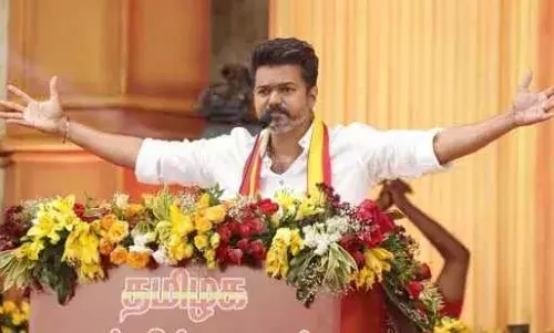 திமுக-வை சீண்டிய விஜய் அதிமுக-வை தொடாதது ஏன்? என்னமோ இருக்கு..!? திமுக-வை சீண்டிய விஜய் அதிமுக-வை தொடாதது ஏன்? என்னமோ இருக்கு..!?