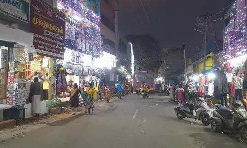 சோழவந்தான் நகரில் வெறிச்சோடி கிடந்த கடைகள் :  தீபாவளி விற்பனை டல்..! சோழவந்தான் நகரில் வெறிச்சோடி கிடந்த கடைகள் :  தீபாவளி விற்பனை டல்..!
