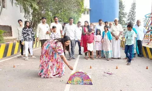 கோவையில் தீபாவளி பண்டிகை கோலாகலமாக கொண்டாட்டம்..! கோவையில் தீபாவளி பண்டிகை கோலாகலமாக கொண்டாட்டம்..!