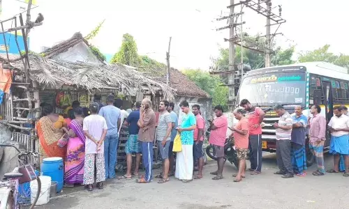 காஞ்சிபுரத்தில் அசைவம் வாங்க நீண்ட வரிசையில் காத்திருந்த பொதுமக்கள் காஞ்சிபுரத்தில் அசைவம் வாங்க நீண்ட வரிசையில் காத்திருந்த பொதுமக்கள்