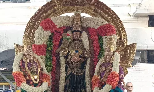 பக்தர்களுடன் பட்டாசு வெடித்து தீபாவளி கொண்டாடிய காஞ்சி காமாட்சி அம்மன்..! பக்தர்களுடன் பட்டாசு வெடித்து தீபாவளி கொண்டாடிய காஞ்சி காமாட்சி அம்மன்..!