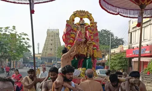 தீபாவளியையொட்டி கருட வாகனத்தில் எழுந்தருளிய ஸ்ரீ பாண்டவர் தூத பெருமாள்..! தீபாவளியையொட்டி கருட வாகனத்தில் எழுந்தருளிய ஸ்ரீ பாண்டவர் தூத பெருமாள்..!