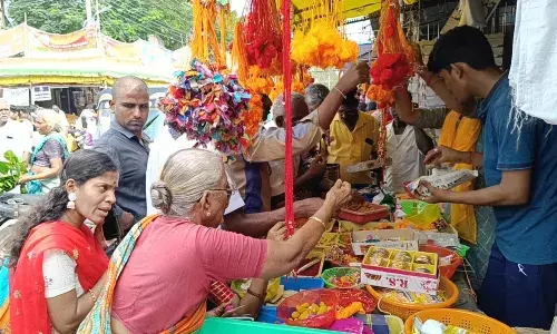 கௌரி நோன்பு பண்டிகைக்காக பொருட்கள் வாங்க குவியும் மக்கள்..! கௌரி நோன்பு பண்டிகைக்காக பொருட்கள் வாங்க குவியும் மக்கள்..!