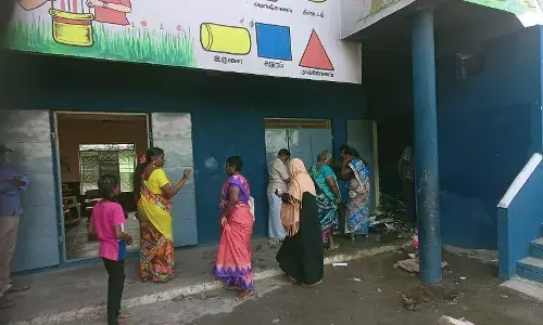 உத்திரமேரூர் அருகே பள்ளியில் தீபாவளி பட்டாசு வெடித்ததால் தீ விபத்து உத்திரமேரூர் அருகே பள்ளியில் தீபாவளி பட்டாசு வெடித்ததால் தீ விபத்து