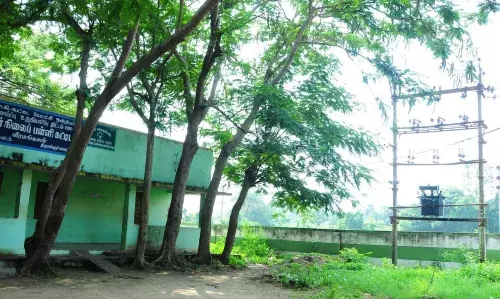 பள்ளி வளாகத்தில் உள்ள மின்மாற்றி அகற்ற கோரிக்கை பள்ளி வளாகத்தில் உள்ள மின்மாற்றி அகற்ற கோரிக்கை