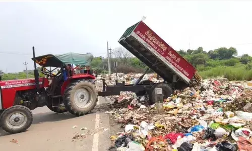 சாலையோரம் குப்பைகள் கொட்டுவதால் சுகாதார சீர்கேடு ஏற்படும் அபாயம்..! சாலையோரம் குப்பைகள் கொட்டுவதால் சுகாதார சீர்கேடு ஏற்படும் அபாயம்..!