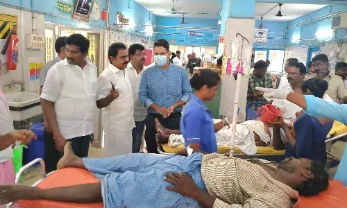 காஞ்சிபுரம் அருகே லோடு வாகனம் கவிழ்ந்து 28 பேர் படுகாயம்..! எம்.பி , எம்எல்ஏ நேரில் ஆறுதல்..! காஞ்சிபுரம் அருகே லோடு வாகனம் கவிழ்ந்து 28 பேர் படுகாயம்..! எம்.பி , எம்எல்ஏ நேரில் ஆறுதல்..!