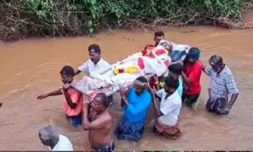 இறந்தவர் உடலை ஆற்று வழியாக நீரில் கொண்டு செல்லும் அவலம்...!