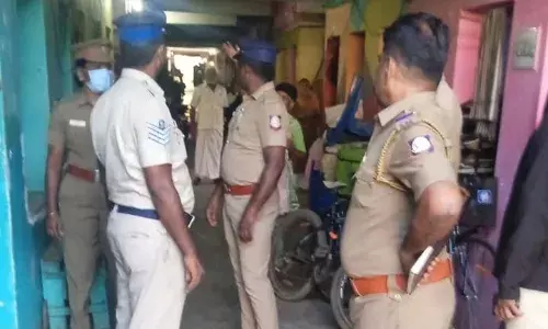 உக்கடம் நகர்ப்புற வாழ்விட மேம்பாட்டுவாரிய குடியிருப்பில் போலீசார் சோதனை..! உக்கடம் நகர்ப்புற வாழ்விட மேம்பாட்டுவாரிய குடியிருப்பில் போலீசார் சோதனை..!