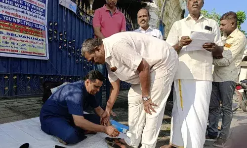 ஏழை மாணவர்களின் கல்விக் கனவை நிறைவேற்ற காலணியை சுத்தம் செய்யும் பேராசிரியர் ஏழை மாணவர்களின் கல்விக் கனவை நிறைவேற்ற காலணியை சுத்தம் செய்யும் பேராசிரியர்
