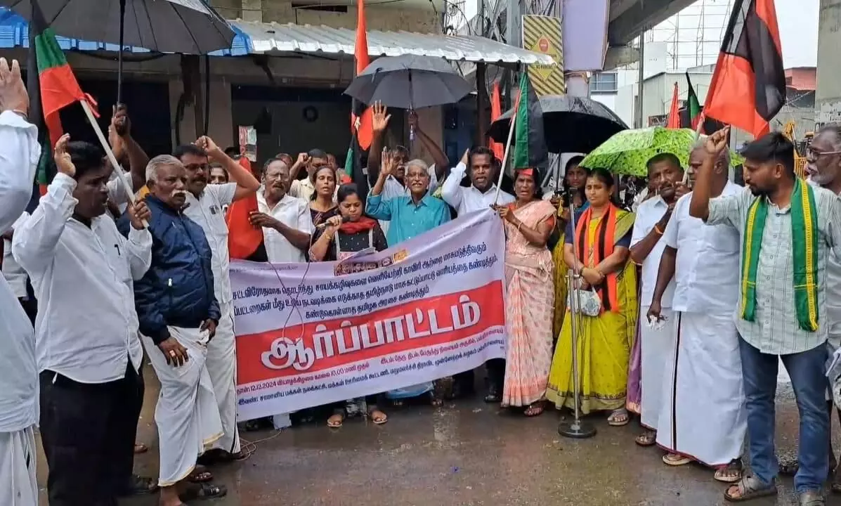 சாய ஆலைகள் மீது நடவடிக்கை எடுக்க கோரி கொட்டும் மழையில் ஆர்ப்பாட்டம் சாய ஆலைகள் மீது நடவடிக்கை எடுக்க கோரி கொட்டும் மழையில் ஆர்ப்பாட்டம்