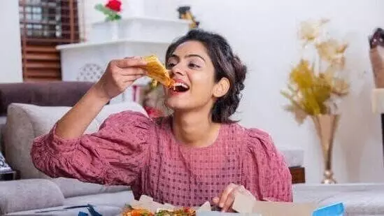 உணவை மெல்ல சாப்பிடுங்கள்... சீக்கிரம் சாப்பிடுவது உங்கள் உடலுக்கு என்ன விளைவுகளை ஏற்படுத்தும் தெரியுமா? உணவை மெல்ல சாப்பிடுங்கள்... சீக்கிரம் சாப்பிடுவது உங்கள் உடலுக்கு என்ன விளைவுகளை ஏற்படுத்தும் தெரியுமா?