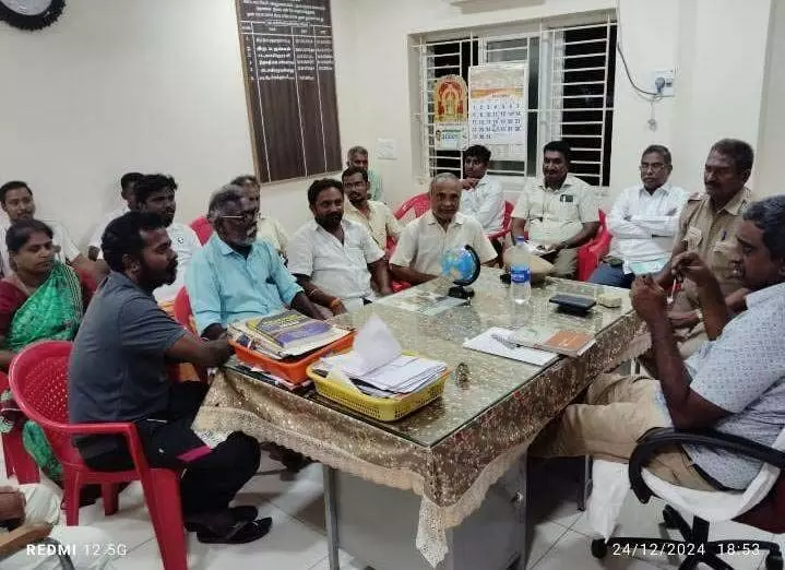 ஆக்கிரமிப்புகளை அகற்ற வலியுறுத்தி முத்தரப்பு பேச்சுவார்த்தை ஆக்கிரமிப்புகளை அகற்ற வலியுறுத்தி முத்தரப்பு பேச்சுவார்த்தை