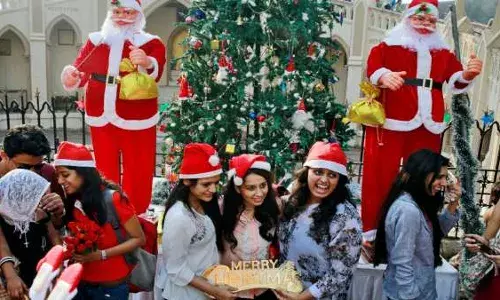 கிறிஸ்துமஸ் மின்சாரமாய்..! மகிழ்ச்சியுடனும் பகிர்வுடனும் ஒளிரும் விழா கொண்டாட்டம்..! கிறிஸ்துமஸ் மின்சாரமாய்..! மகிழ்ச்சியுடனும் பகிர்வுடனும் ஒளிரும் விழா கொண்டாட்டம்..!