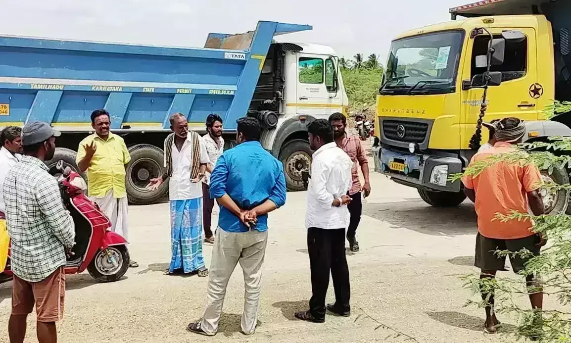 கொல்லிமலையில்  கிராவல் மண் லாரிகளை சிறை பிடித்த மக்கள்..! கொல்லிமலையில்  கிராவல் மண் லாரிகளை சிறை பிடித்த மக்கள்..!