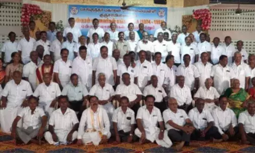 செங்குந்தா் மகாஜன மேல்நிலைப் பள்ளியில் முன்னாள் மாணவர்களின் சந்திப்பு – கௌரவ நிகழ்ச்சியில் கலந்துகொண்ட ஓய்வுபெற்ற ஆசிரியர்கள்! செங்குந்தா் மகாஜன மேல்நிலைப் பள்ளியில் முன்னாள் மாணவர்களின் சந்திப்பு – கௌரவ நிகழ்ச்சியில் கலந்துகொண்ட ஓய்வுபெற்ற ஆசிரியர்கள்!