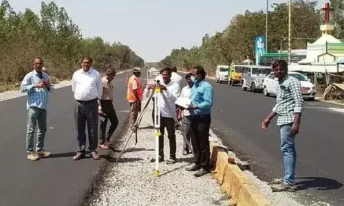 பவானி - அந்தியூா் சாலையில் தரக்கட்டுப்பாட்டு அதிகாரிகள் ஆய்வு..! பவானி - அந்தியூா் சாலையில் தரக்கட்டுப்பாட்டு அதிகாரிகள் ஆய்வு..!