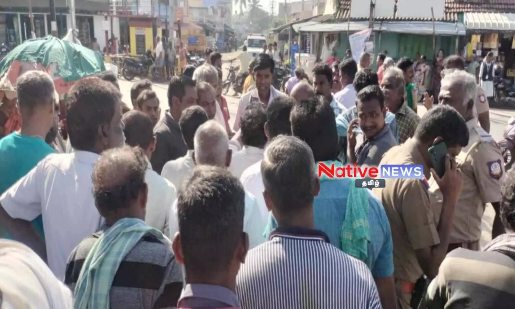 கோபி அருகே 21 மணி நேரத்திற்கும் மேலாக தொடர் மின்தடை: டி.என்.பாளையம் மின்துறையை கண்டித்து சாலை மறியல் கோபி அருகே 21 மணி நேரத்திற்கும் மேலாக தொடர் மின்தடை: டி.என்.பாளையம் மின்துறையை கண்டித்து சாலை மறியல்