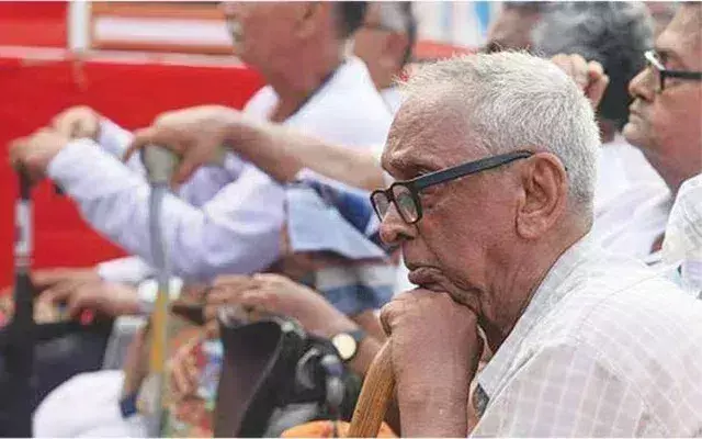 நாமக்கல் ஓய்வூதியர் குறைதீர் கூட்டம் - மூத்த பணியாளர்களின் நலனுக்கான அரசின் முயற்சி நாமக்கல் ஓய்வூதியர் குறைதீர் கூட்டம் - மூத்த பணியாளர்களின் நலனுக்கான அரசின் முயற்சி