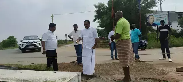 அசைக்க முடியாத அடையாளம்..!திருச்செங்கோட்டில் 60-அடி திமுக கொடிக்கம்பம்..! அசைக்க முடியாத அடையாளம்..!திருச்செங்கோட்டில் 60-அடி திமுக கொடிக்கம்பம்..!