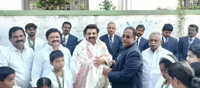 இராசிபுரத்தில்  45 மாணவ மாணவிகள் எம்பியிடமிருந்து பெற்ற பாராட்டு..! இராசிபுரத்தில்  45 மாணவ மாணவிகள் எம்பியிடமிருந்து பெற்ற பாராட்டு..!
