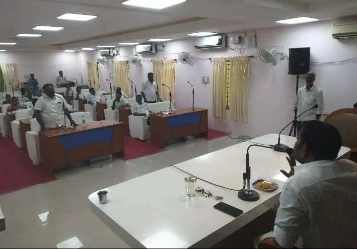 தி.மு.க. கவுன்சிலர்கள் பலர் ராஜினாமா செய்வதாக கூறியதால் நகர்மன்ற கூட்டத்தில் பரபரப்பு! தி.மு.க. கவுன்சிலர்கள் பலர் ராஜினாமா செய்வதாக கூறியதால் நகர்மன்ற கூட்டத்தில் பரபரப்பு!