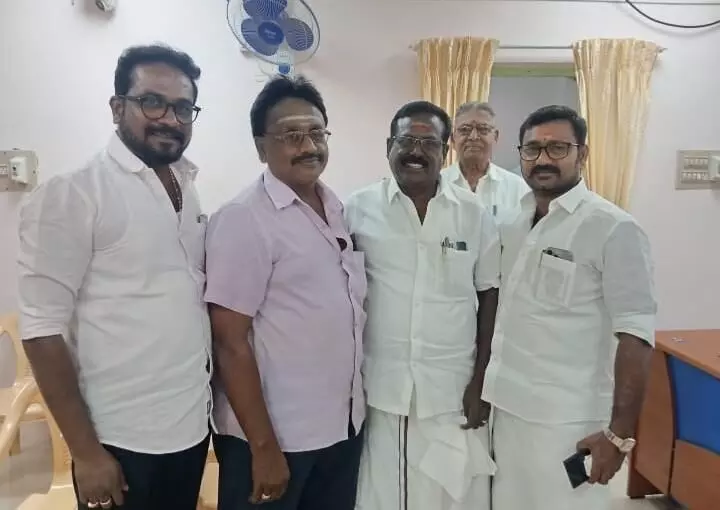 உலக சாதனையாளருக்கு நகராட்சி தலைவர் பாராட்டு உலக சாதனையாளருக்கு நகராட்சி தலைவர் பாராட்டு