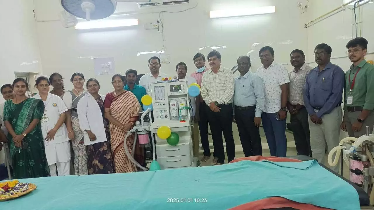 அரசு மருத்துவமனைக்கு மயக்க மருந்து இயந்திரம் வழங்கிய சேவை அமைப்பினர் அரசு மருத்துவமனைக்கு மயக்க மருந்து இயந்திரம் வழங்கிய சேவை அமைப்பினர்