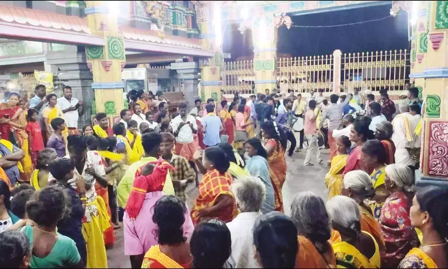 புத்தாண்டை முன்னிட்டு பண்ணாரி அம்மனுக்கு சிறப்பு பூஜைகள் : கோயிலில் அலைமோதிய பக்தர் கூட்டம்! புத்தாண்டை முன்னிட்டு பண்ணாரி அம்மனுக்கு சிறப்பு பூஜைகள் : கோயிலில் அலைமோதிய பக்தர் கூட்டம்!
