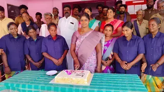 ஈரோடு: சத்தியமங்கலம் அருகே புத்தாண்டை தூய்மை பணியாளர்களுடன் கொண்டாடிய பேரூராட்சி தலைவர்! ஈரோடு: சத்தியமங்கலம் அருகே புத்தாண்டை தூய்மை பணியாளர்களுடன் கொண்டாடிய பேரூராட்சி தலைவர்!