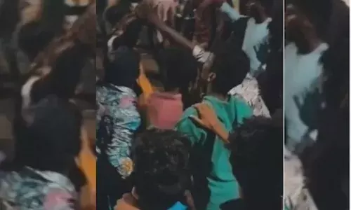 பள்ளிபாளையத்தில் வாகனங்களை மறித்து இளைஞர்கள் குத்தாட்டம்..! பள்ளிபாளையத்தில் வாகனங்களை மறித்து இளைஞர்கள் குத்தாட்டம்..!