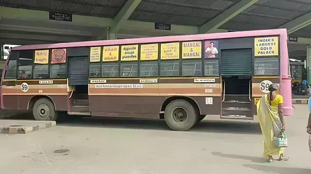 திருச்செங்கோடு மது போதையில் பேருந்தை ஓட்டிய நபர் போலீசாரால் பிடிப்பு..! திருச்செங்கோடு மது போதையில் பேருந்தை ஓட்டிய நபர் போலீசாரால் பிடிப்பு..!