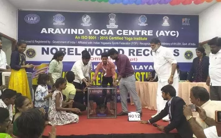 21 மாணவ மாணவியர் அசத்திய யோகா உலக சாதனை 21 மாணவ மாணவியர் அசத்திய யோகா உலக சாதனை