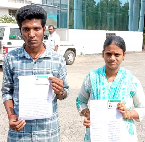 பழனி முருகன் கோவிலில் அரசு வேலை வாங்கித் தருவதாக ரூ.32 லட்சம் மோசடி: 5 பேர் மீது எஸ்.பியிடம் புகார் மனு பழனி முருகன் கோவிலில் அரசு வேலை வாங்கித் தருவதாக ரூ.32 லட்சம் மோசடி: 5 பேர் மீது எஸ்.பியிடம் புகார் மனு